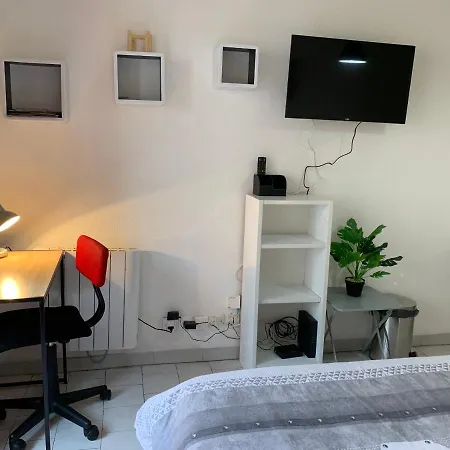 Parking Dhuoda アパート ニーム