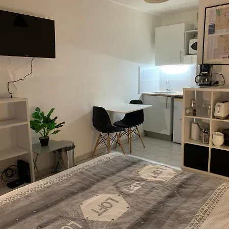 Parking Dhuoda アパート