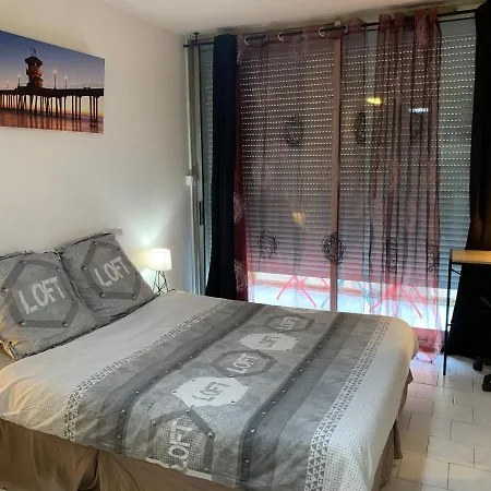 Parking Dhuoda アパート ニーム