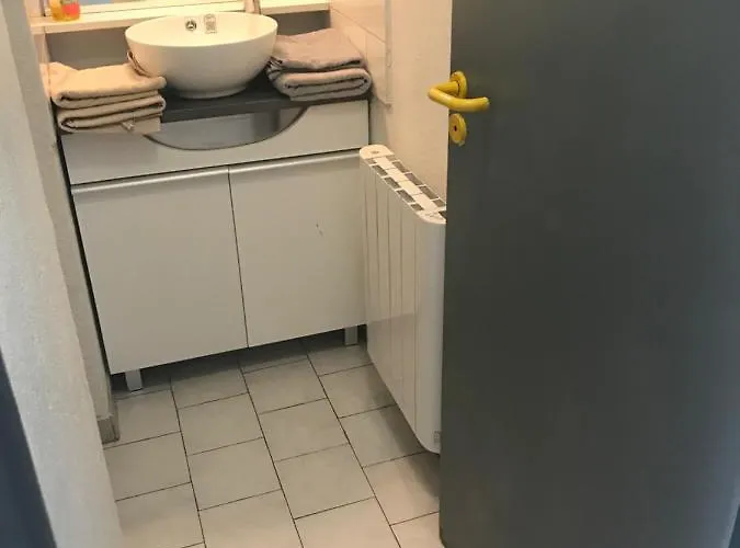 Parking Dhuoda アパート *